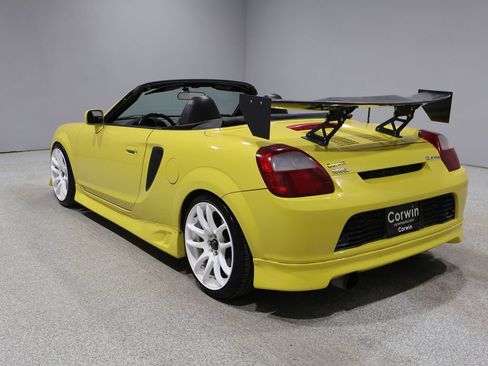 Used 2001 Toyota MR2 RWD image 4