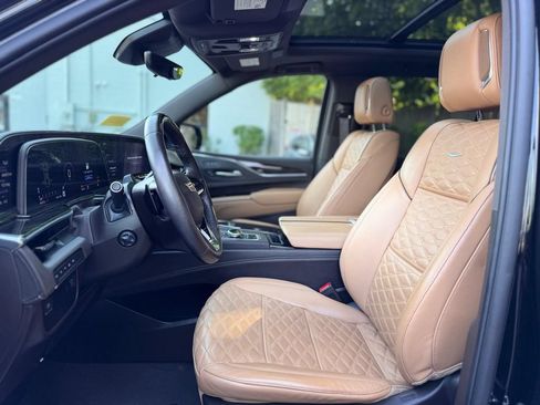 Used 2024 Cadillac Escalade ESV Premium Luxury AWD/4WD image 18
