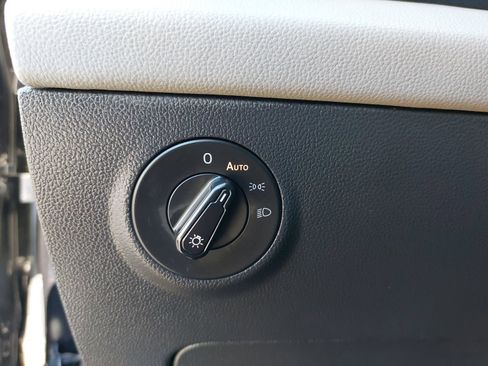 Used 2022 Volkswagen Taos SE image 25