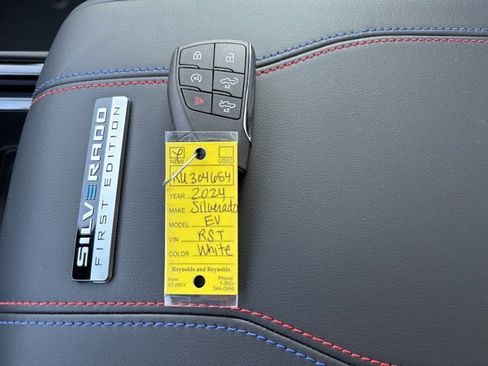 New 2024 Chevrolet Silverado EV RST image 39