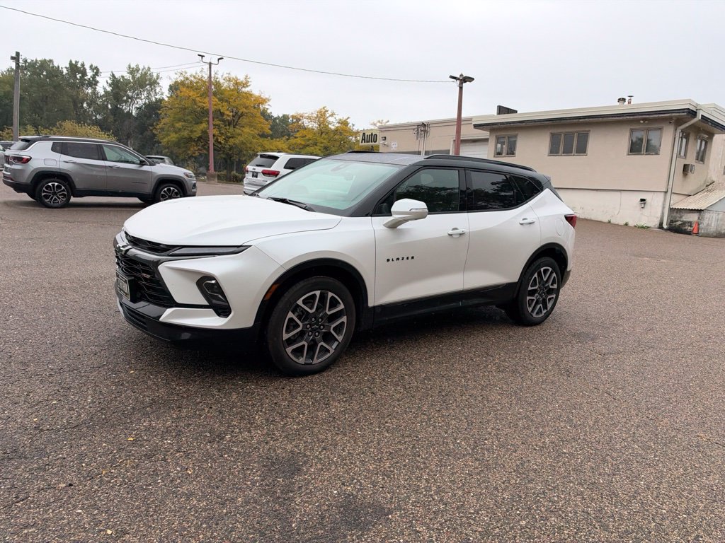 Used 2025 Chevrolet Blazer RS w/ Driver Confidence II Package AWD/4WD image 3