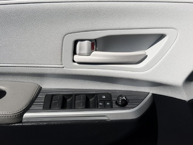 Used 2025 Toyota Sienna LE FWD image 21