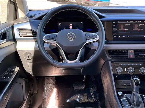 Used 2023 Volkswagen Taos SE w/ Panoramic Sunroof Package image 6