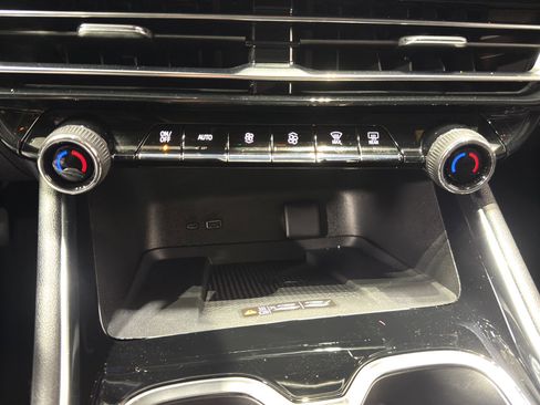 Used 2025 Chevrolet Traverse RS image 36