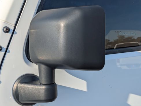 Used 2016 Jeep Wrangler Unlimited Sahara w/ Connectivity Group image 29