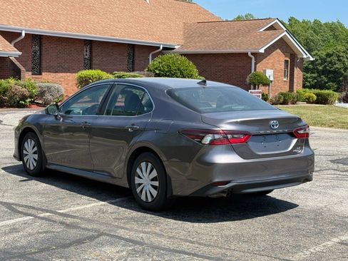 Used 2022 Toyota Camry LE FWD image 5