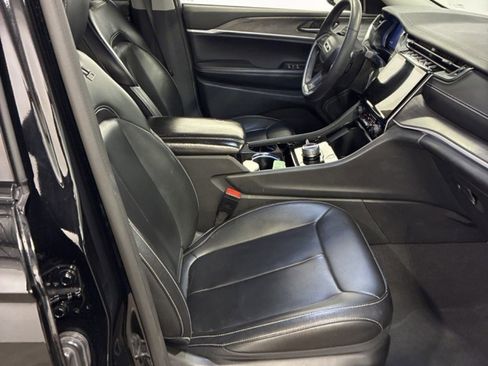 Used 2023 Jeep Grand Cherokee Limited w/ Black Appearance Package image 7