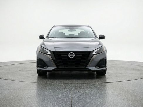 Used 2025 Nissan Altima 2.5 SV FWD image 2