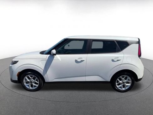 Used 2025 Kia Soul LX w/ LX Technology Package FWD image 9