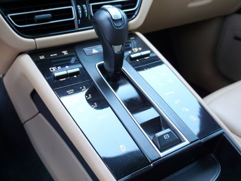 Certified 2024 Porsche Macan AWD/4WD image 22
