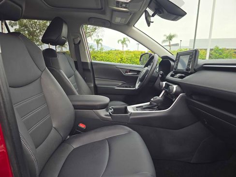 Used 2022 Toyota RAV4 XLE Premium image 11
