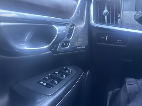 Used 2020 Volvo V90 T6 Cross Country image 25