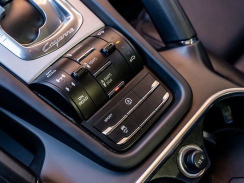 Used 2015 Porsche Cayenne Turbo image 21