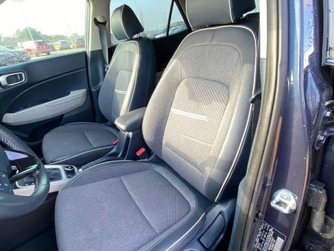 Used 2025 Hyundai Venue Limited FWD image 9