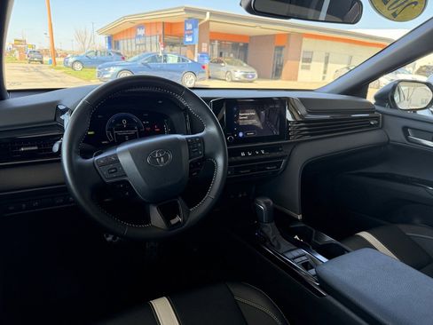 Used 2025 Toyota Camry SE image 11