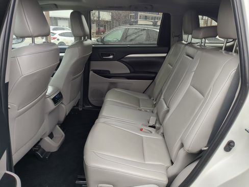 Used 2019 Toyota Highlander SE image 29