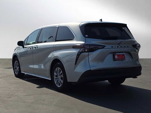 Certified 2025 Toyota Sienna XLE FWD image 5