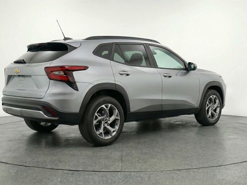 Used 2025 Chevrolet Trax LT w/ LT Convenience Package image 9