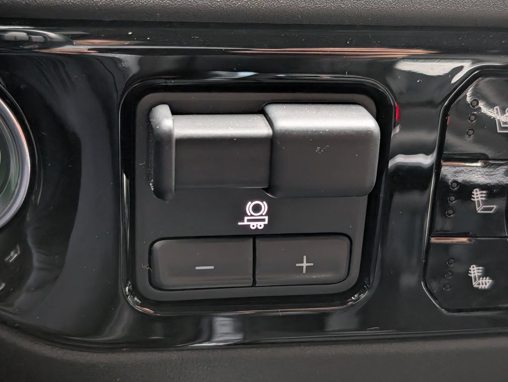 Used 2024 Chevrolet Silverado 1500 LTZ w/ LTZ Premium Package RWD image 35