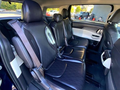 Used 2024 Kia Carnival LX image 28