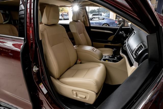 Used 2019 Toyota Highlander XLE FWD image 38