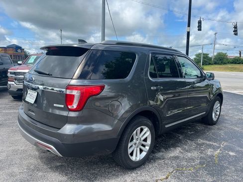Used 2017 Ford Explorer XLT FWD image 3