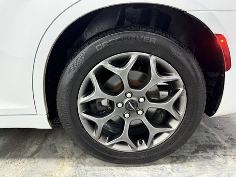 Used 2018 Chrysler 300 S image 28