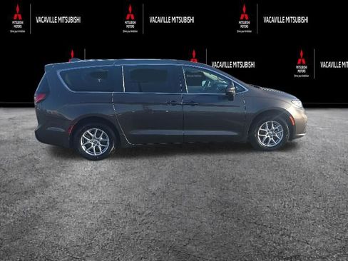 Used 2023 Chrysler Pacifica Touring-L FWD image 2