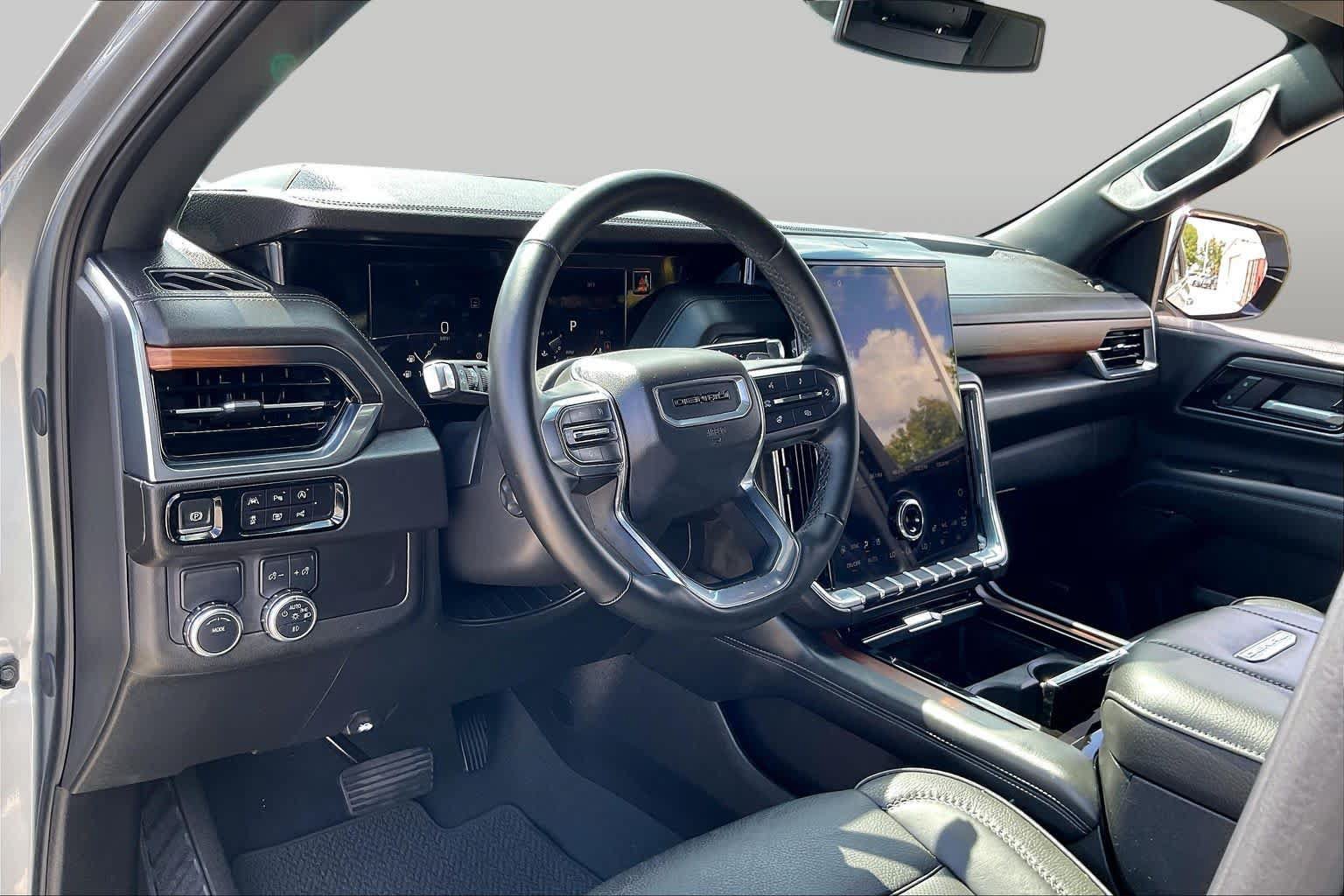 Used 2025 GMC Yukon Denali RWD image 17
