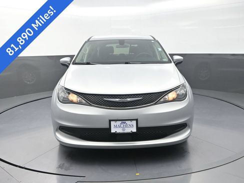 Used 2022 Chrysler Voyager LX FWD image 2