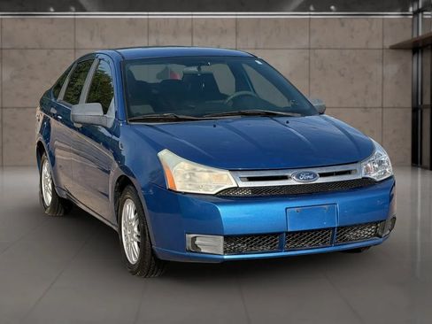 Used 2010 Ford Focus SE FWD image 2