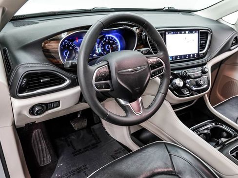 Used 2023 Chrysler Pacifica Limited image 21
