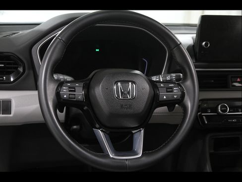 Used 2025 Honda Pilot Touring image 7