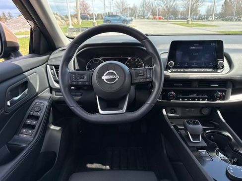 Used 2024 Nissan Rogue SV w/ SV Premium Package image 16