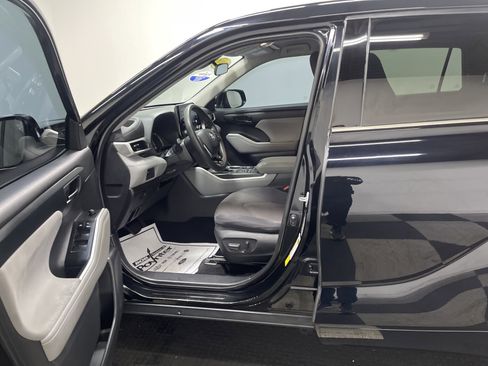 Used 2021 Toyota Highlander L image 9