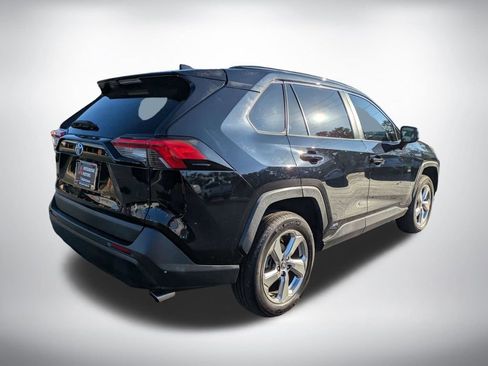 Used 2021 Toyota RAV4 XLE Premium AWD/4WD image 4