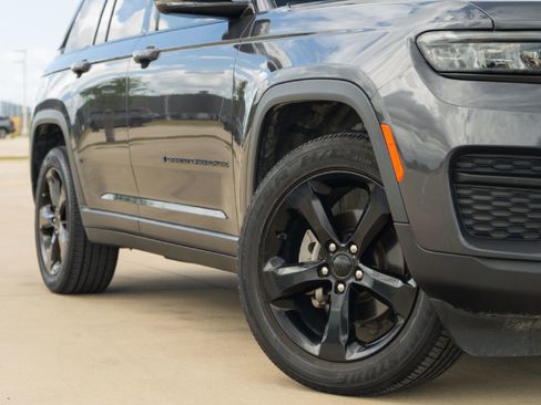 Used 2023 Jeep Grand Cherokee Altitude AWD/4WD image 3