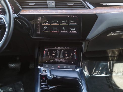 Used 2022 Audi e-tron Premium image 8