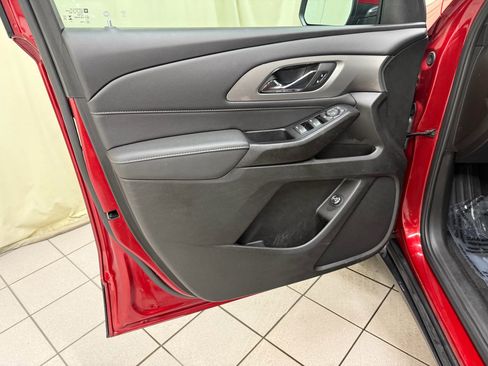 Used 2023 Chevrolet Traverse LT image 32