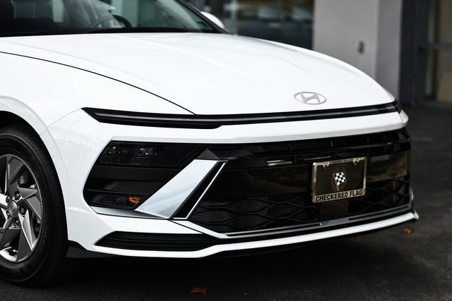 Certified 2025 Hyundai Sonata SE FWD image 2