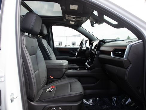 Used 2025 GMC Yukon Denali w/ Denali Reserve Package AWD/4WD image 11