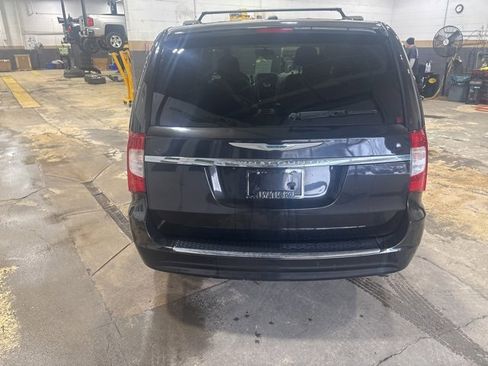Used 2014 Chrysler Town & Country Touring image 4