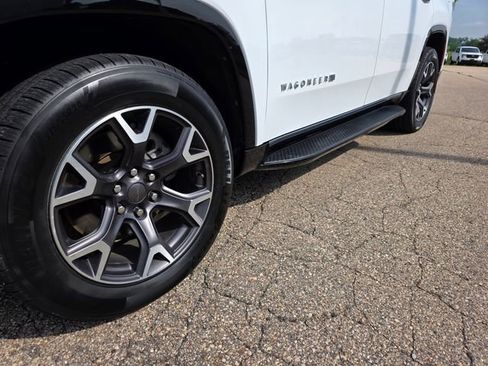 Used 2023 Jeep Wagoneer Series III w/ Preferred Equipment Group image 39