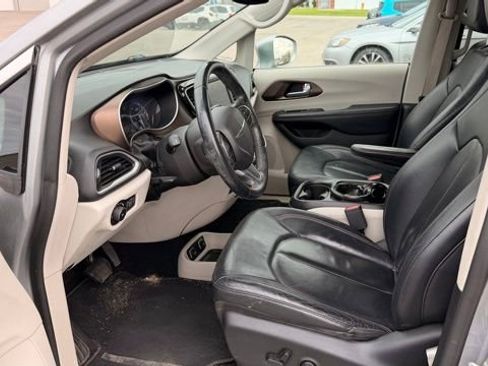 Used 2018 Chrysler Pacifica Touring-L w/ Tire & Wheel Group FWD image 11