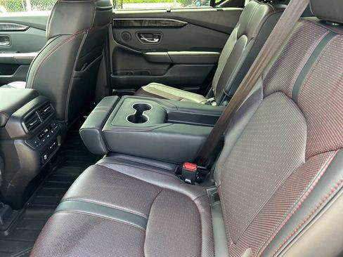Used 2025 Honda Pilot Black Edition image 17