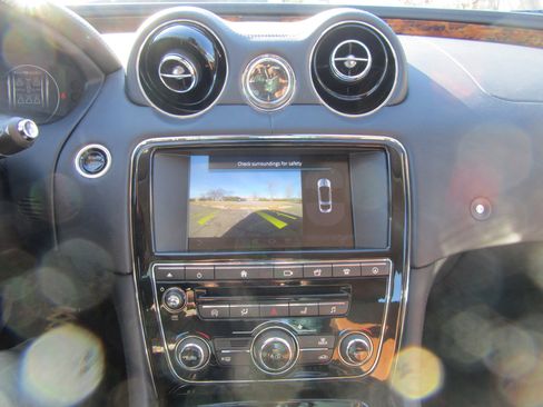 Used 2017 Jaguar XJ R-Sport image 17