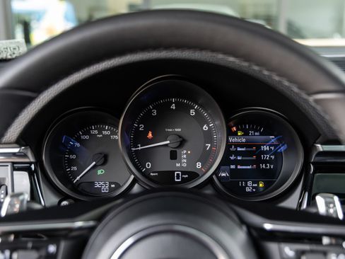 Certified 2026 Porsche Macan AWD/4WD image 30