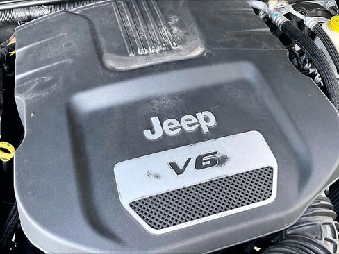 Used 2016 Jeep Wrangler Sport w/ Connectivity Group AWD/4WD image 30