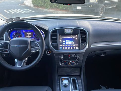 Used 2018 Chrysler 300 Touring image 32