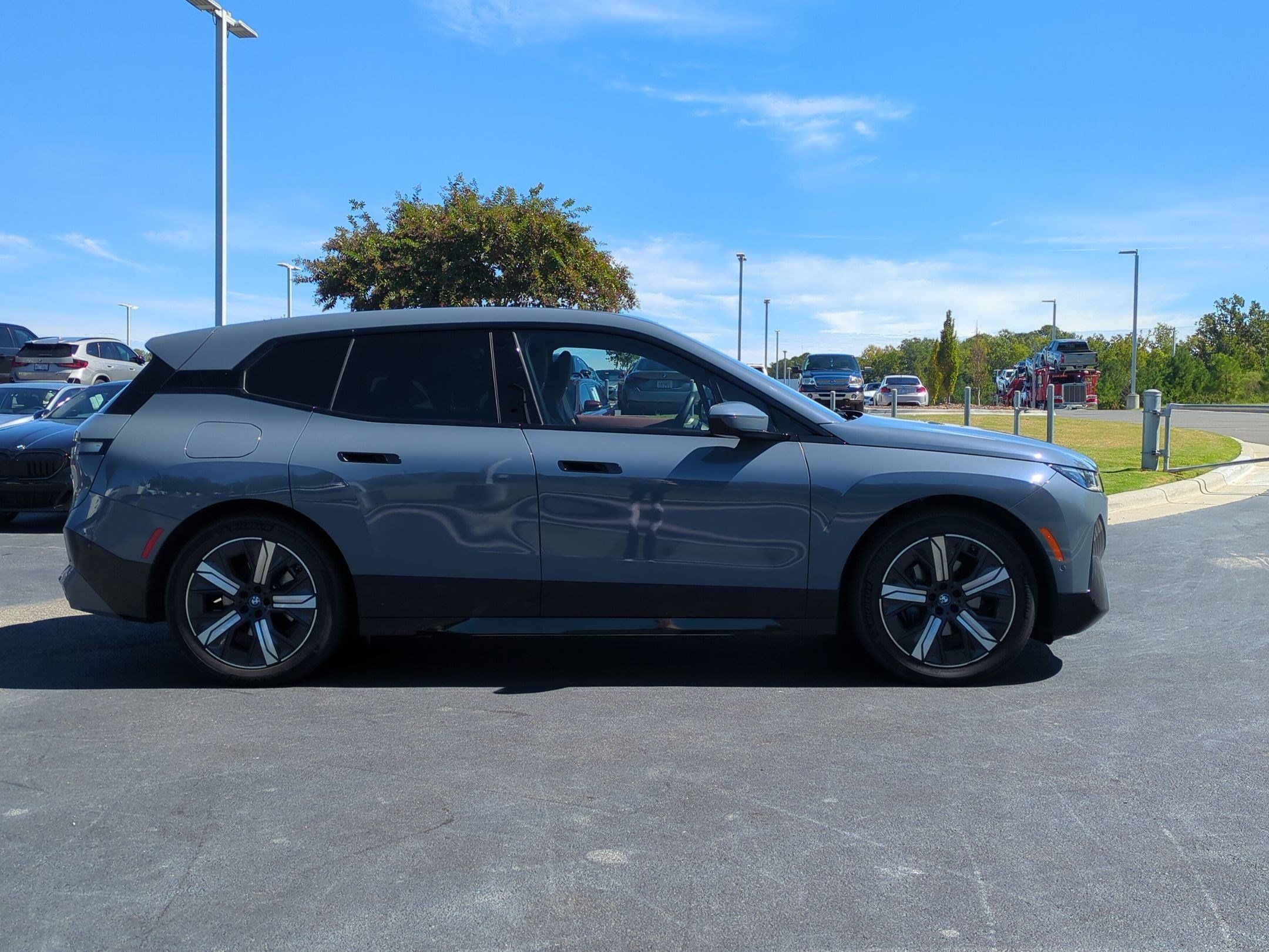 Used 2022 BMW iX xDrive50 w/ Premium Package AWD/4WD image 11